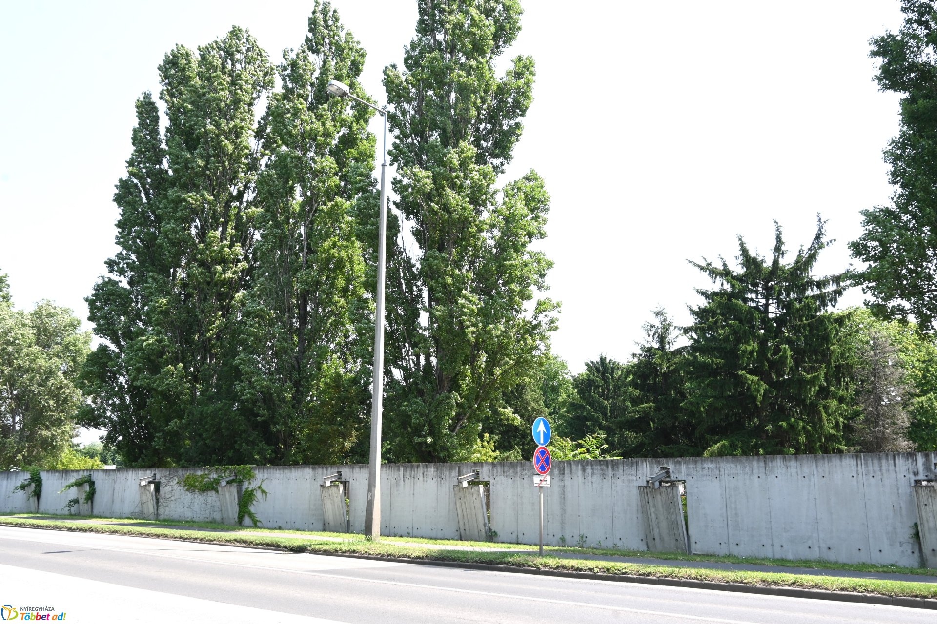 Temetői rongálás a Pazonyi úti sírkertben