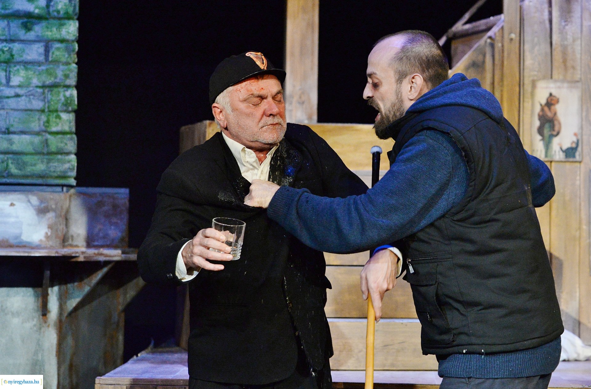 Tengeren - bemutató a Krúdy Kamara színpadán