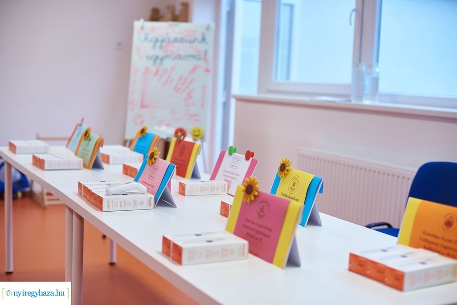 Testhőmérséklet mérők átadása az önkormányzattól