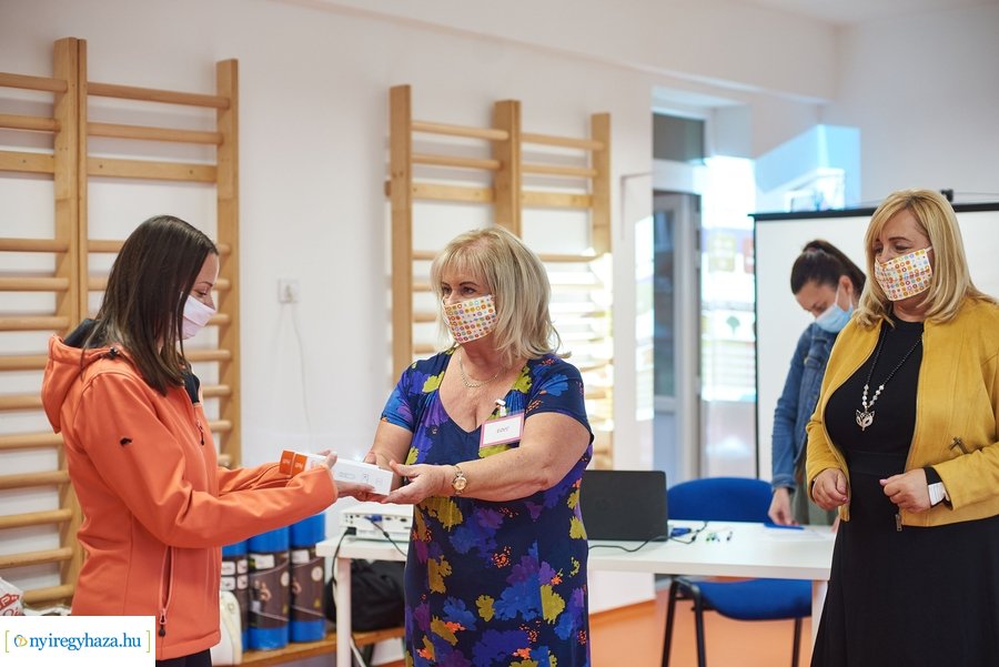 Testhőmérséklet mérők átadása az önkormányzattól