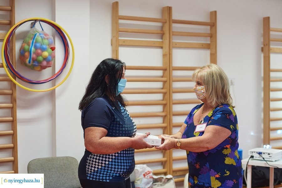 Testhőmérséklet mérők átadása az önkormányzattól