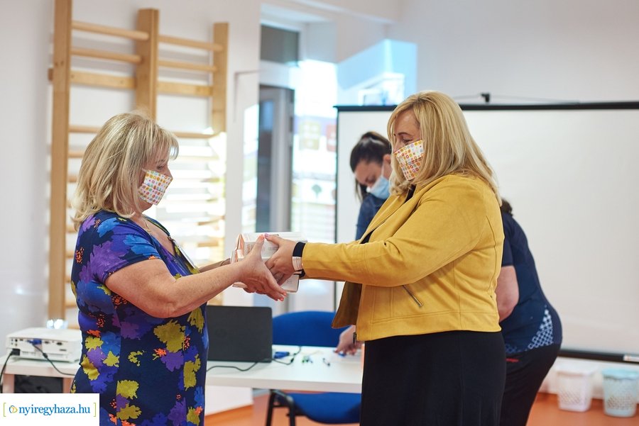 Testhőmérséklet mérők átadása az önkormányzattól