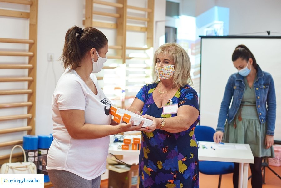 Testhőmérséklet mérők átadása az önkormányzattól