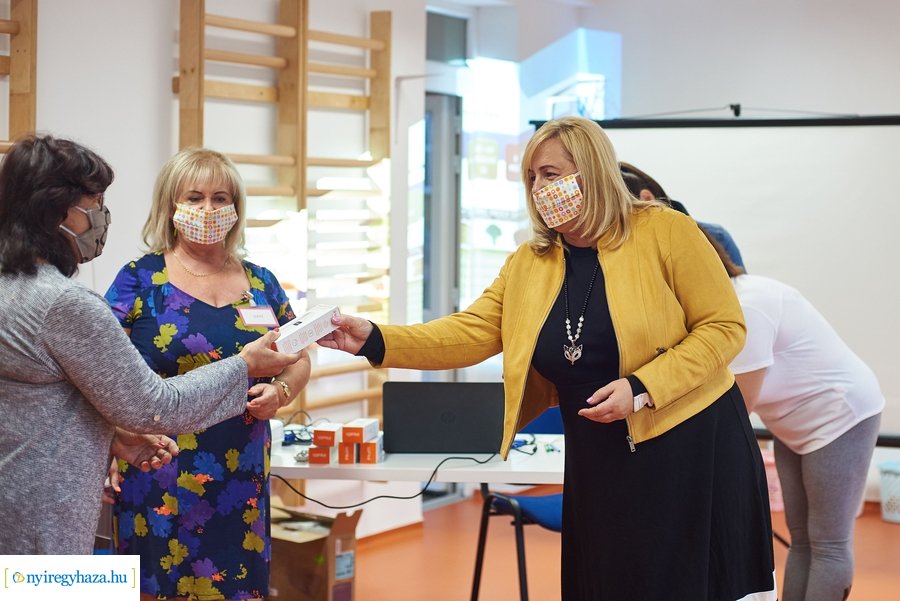 Testhőmérséklet mérők átadása az önkormányzattól