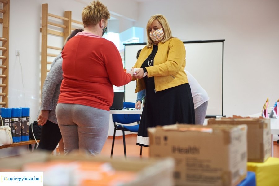 Testhőmérséklet mérők átadása az önkormányzattól