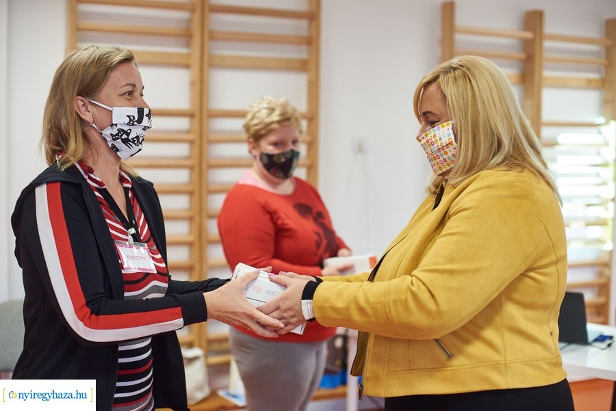 Testhőmérséklet mérők átadása az önkormányzattól