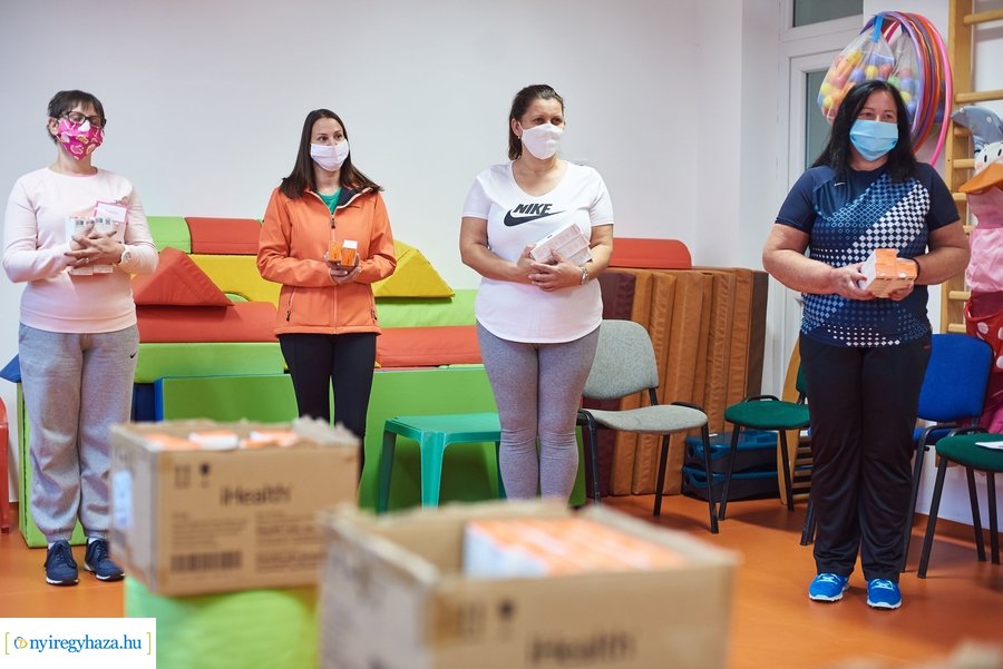 Testhőmérséklet mérők átadása az önkormányzattól