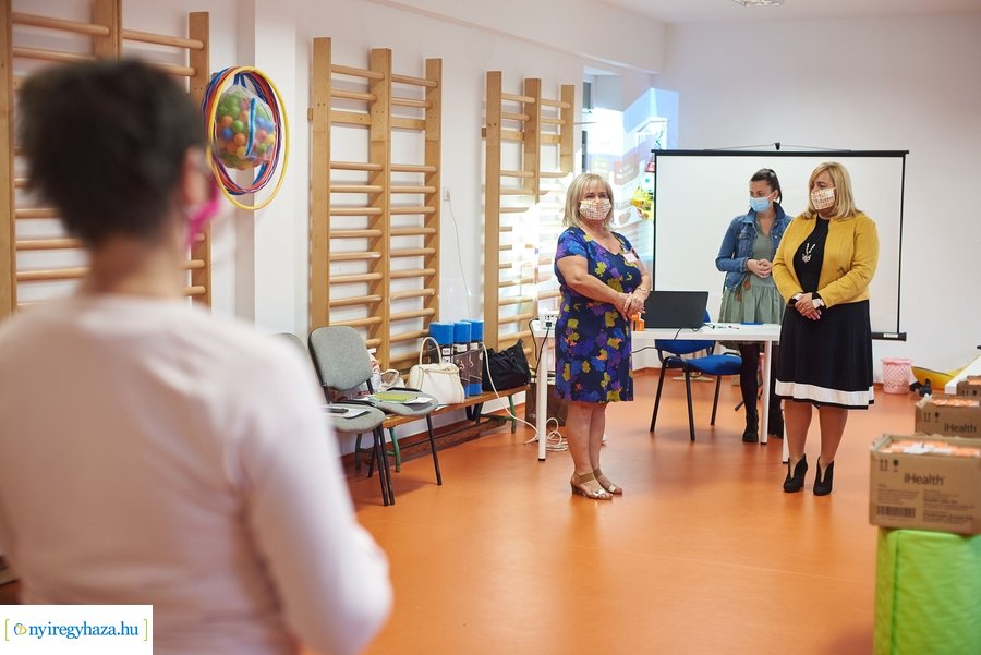 Testhőmérséklet mérők átadása az önkormányzattól