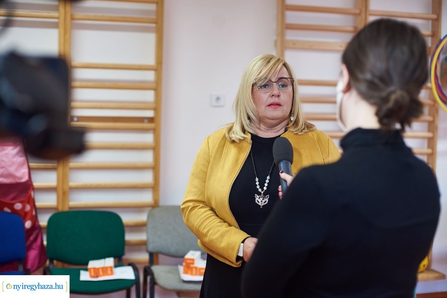 Testhőmérséklet mérők átadása az önkormányzattól