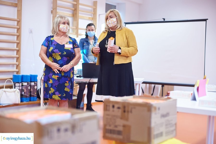 Testhőmérséklet mérők átadása az önkormányzattól