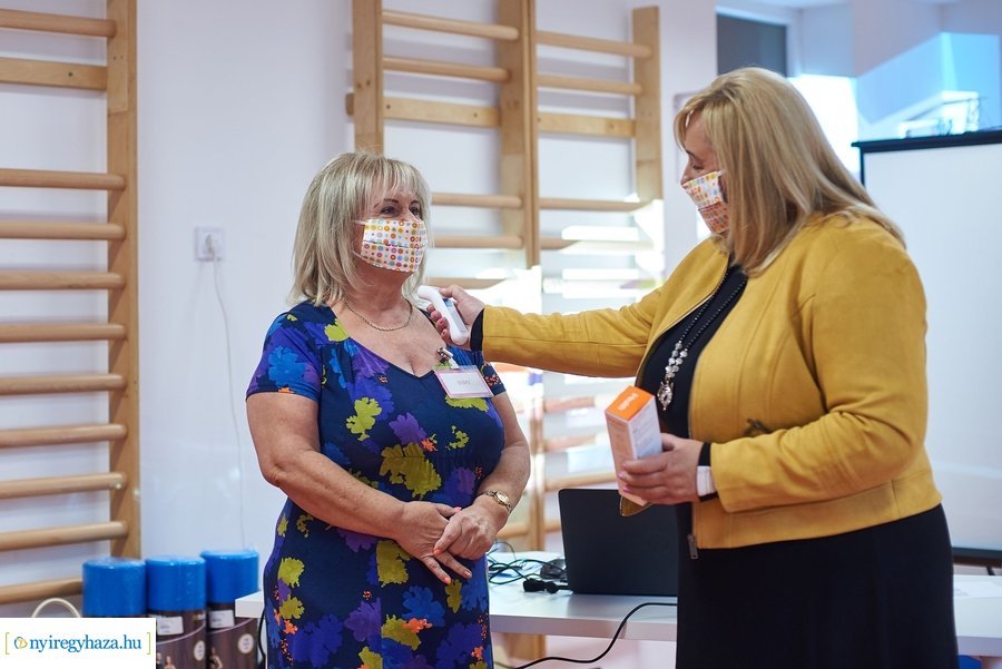 Testhőmérséklet mérők átadása az önkormányzattól