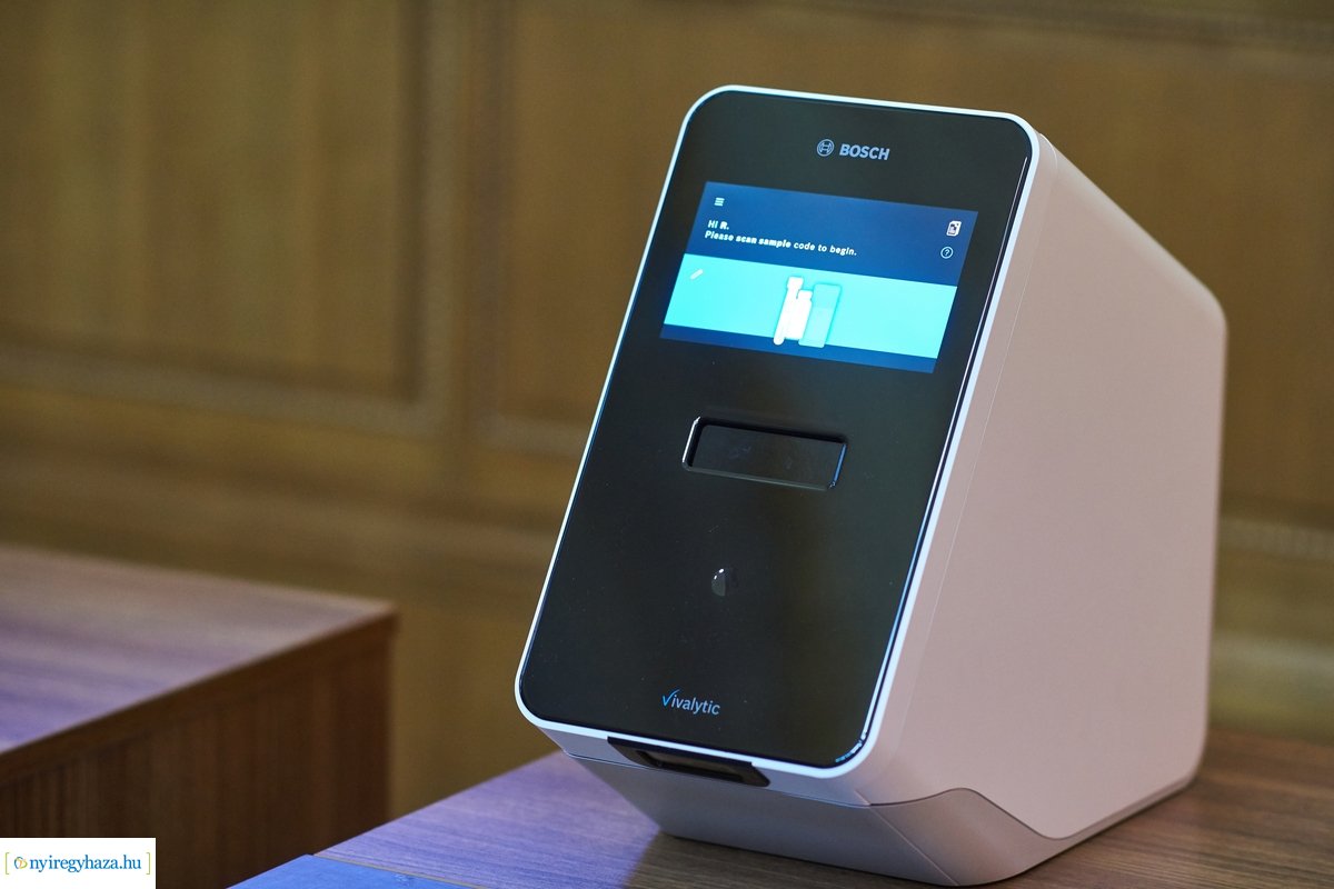 Tesztgép adomány a Jósa András Oktatókórháznak