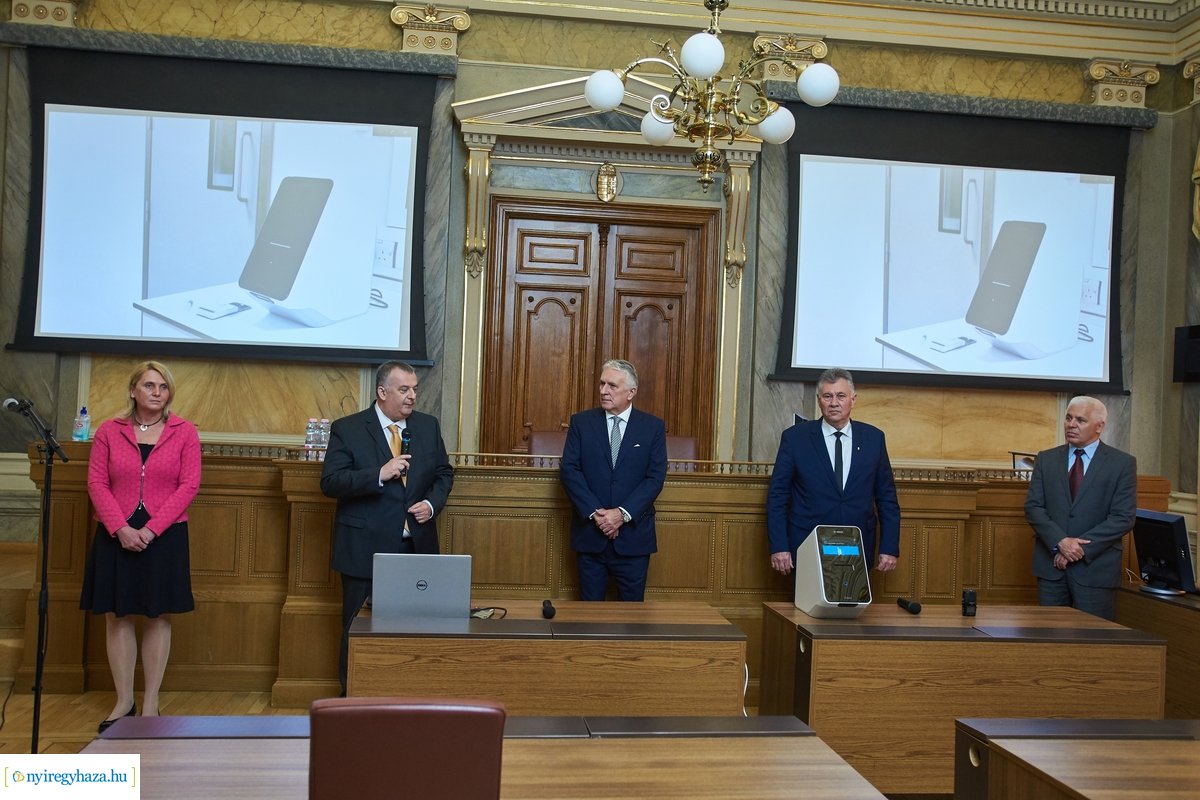 Tesztgép adomány a Jósa András Oktatókórháznak