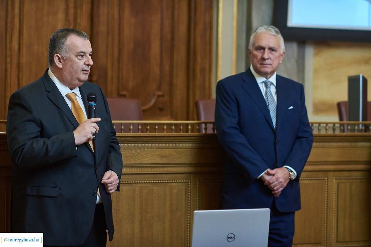 Tesztgép adomány a Jósa András Oktatókórháznak