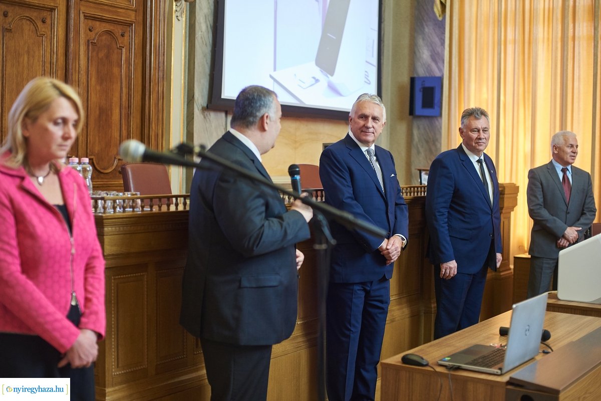 Tesztgép adomány a Jósa András Oktatókórháznak