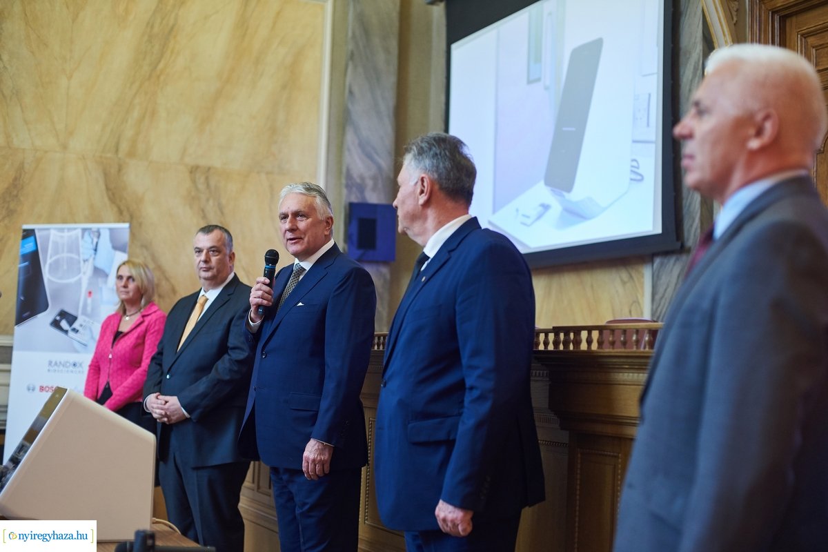 Tesztgép adomány a Jósa András Oktatókórháznak