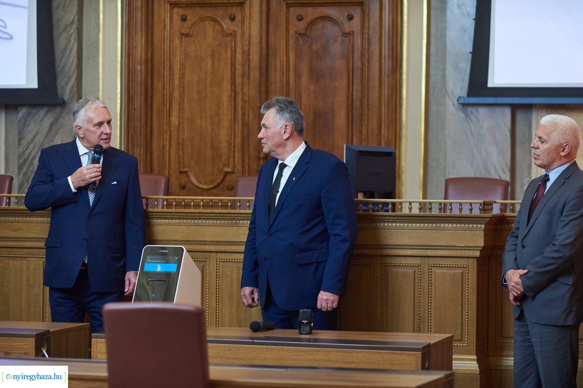 Tesztgép adomány a Jósa András Oktatókórháznak