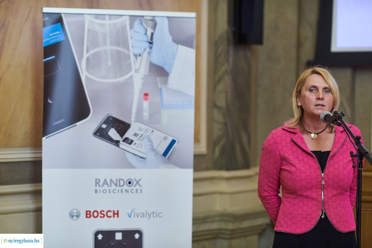 Tesztgép adomány a Jósa András Oktatókórháznak