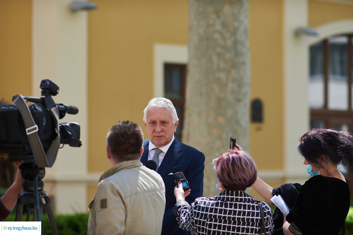 Tesztgép adomány a Jósa András Oktatókórháznak