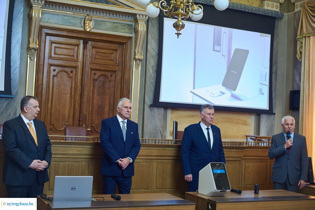 Tesztgép adomány a Jósa András Oktatókórháznak