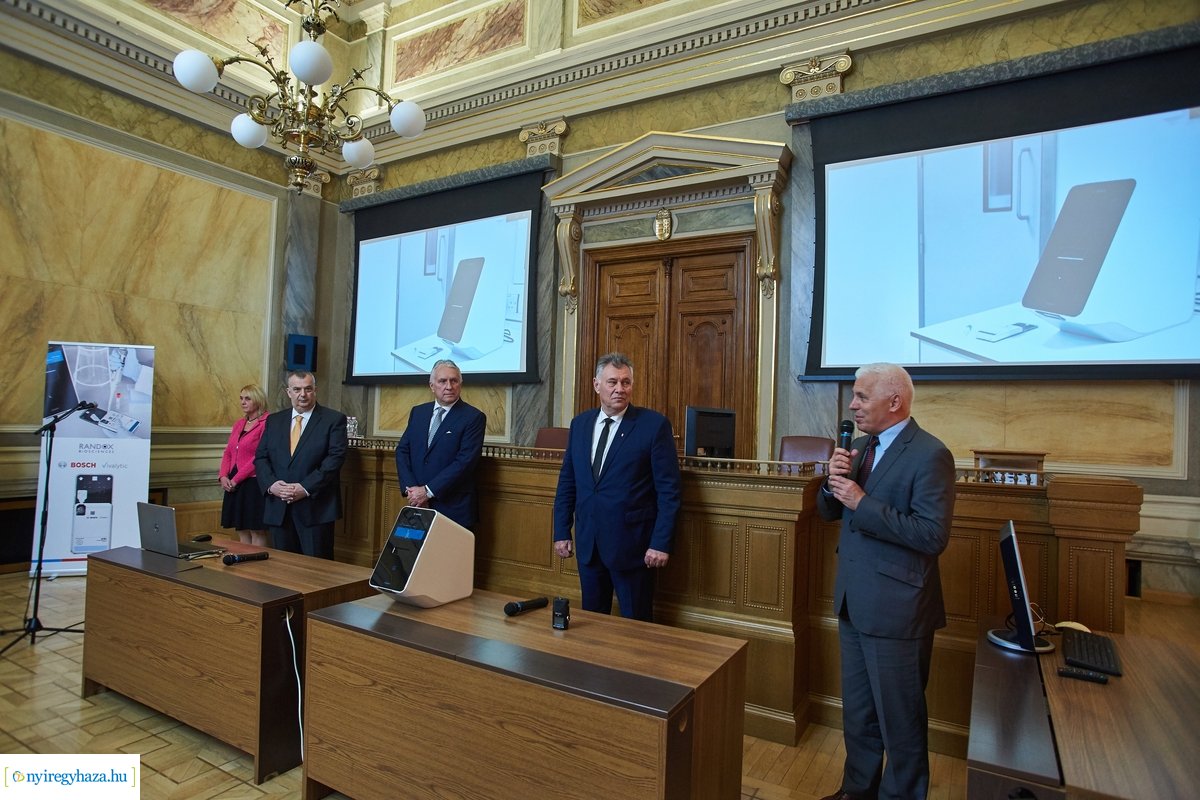 Tesztgép adomány a Jósa András Oktatókórháznak