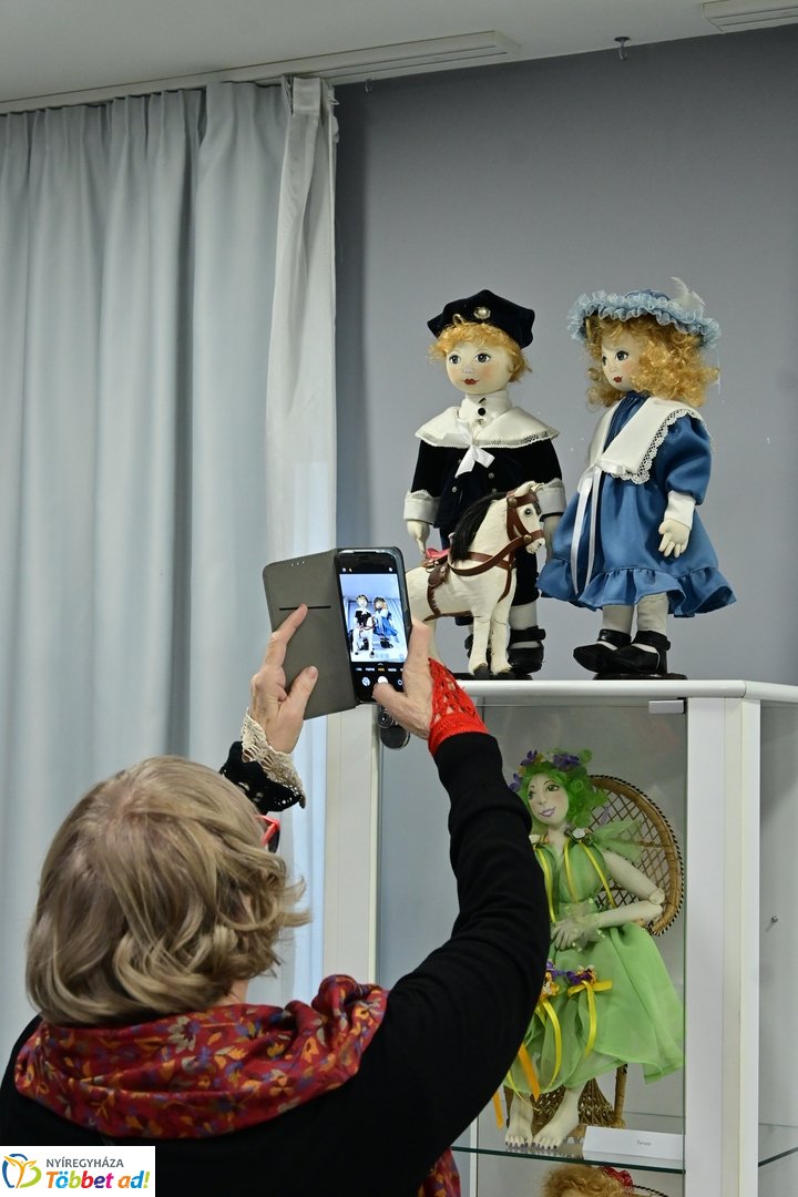 Textilbaba kiállítás a Kállay Házban 2025 novemberében