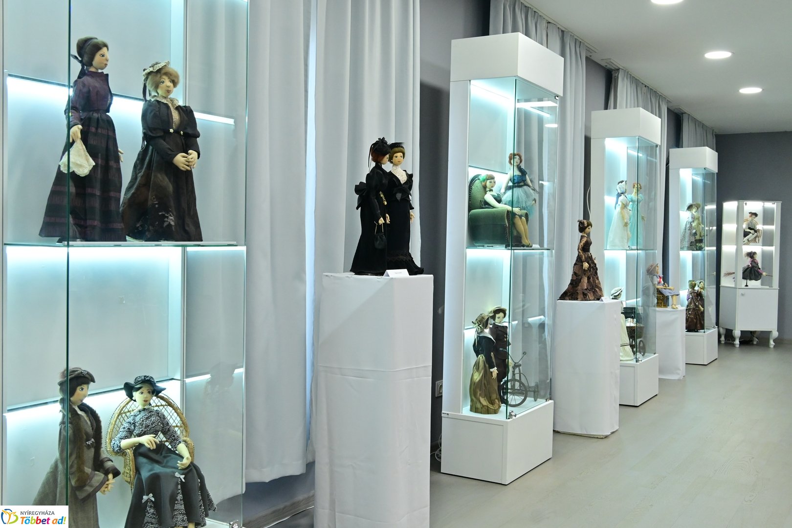 Textilbaba kiállítás a Kállay Házban 2025 novemberében