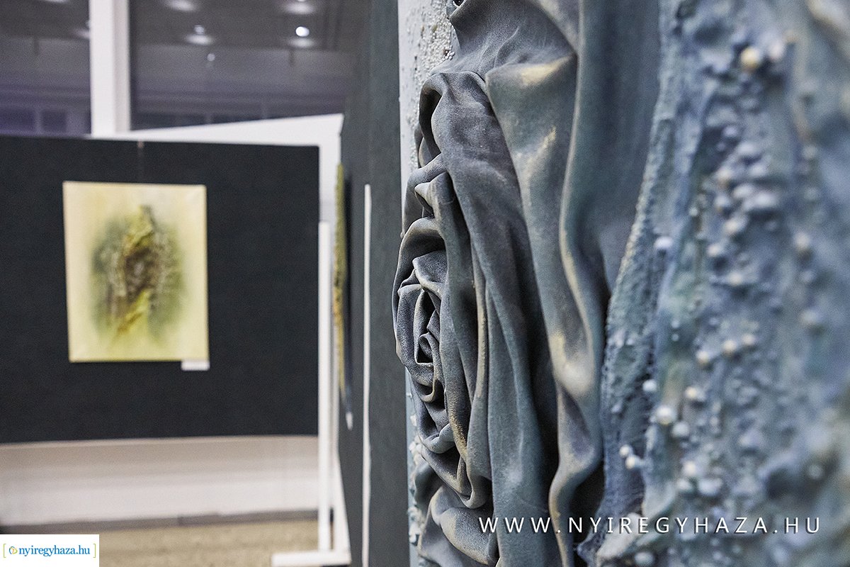 Textilszobor kiállítás a kulturális központban