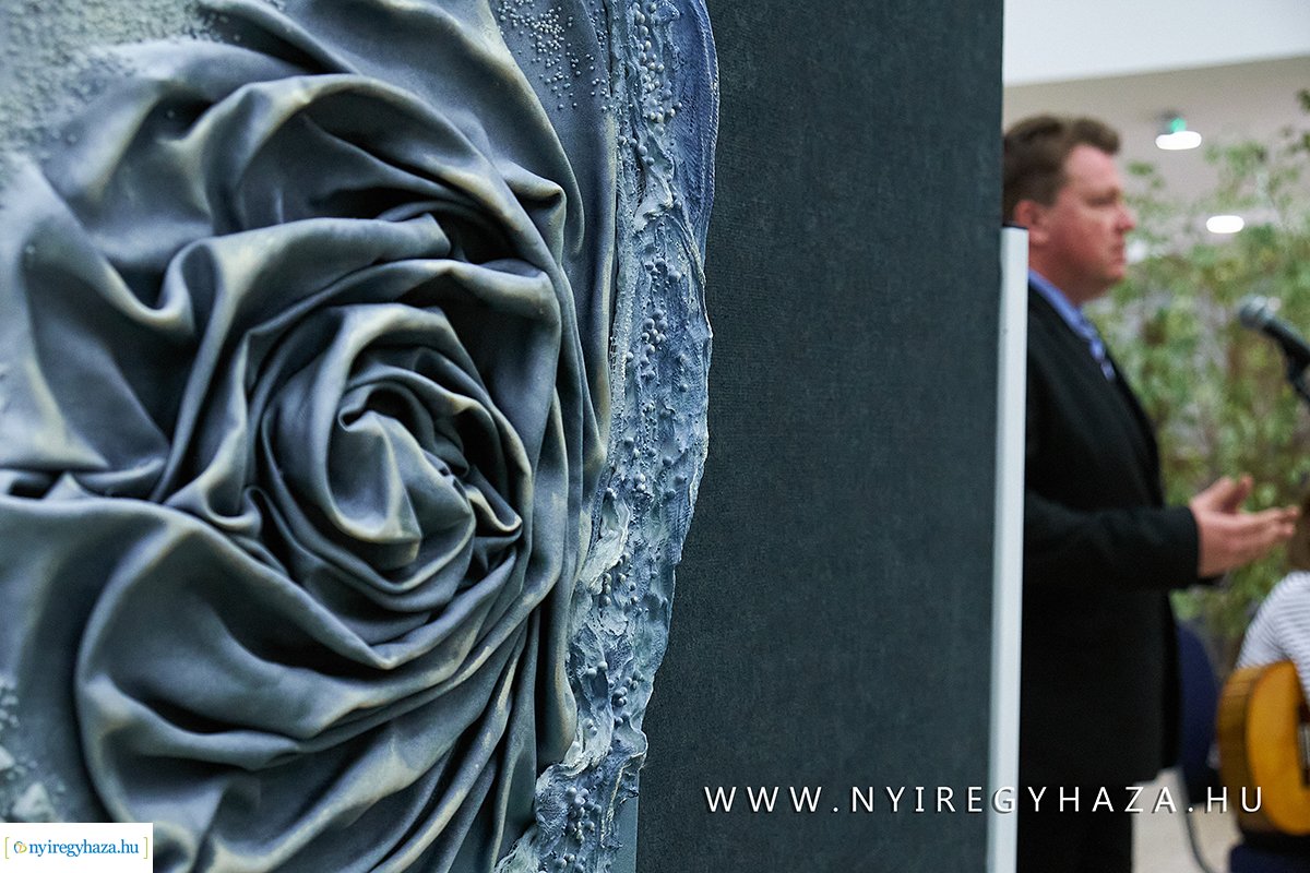 Textilszobor kiállítás a kulturális központban