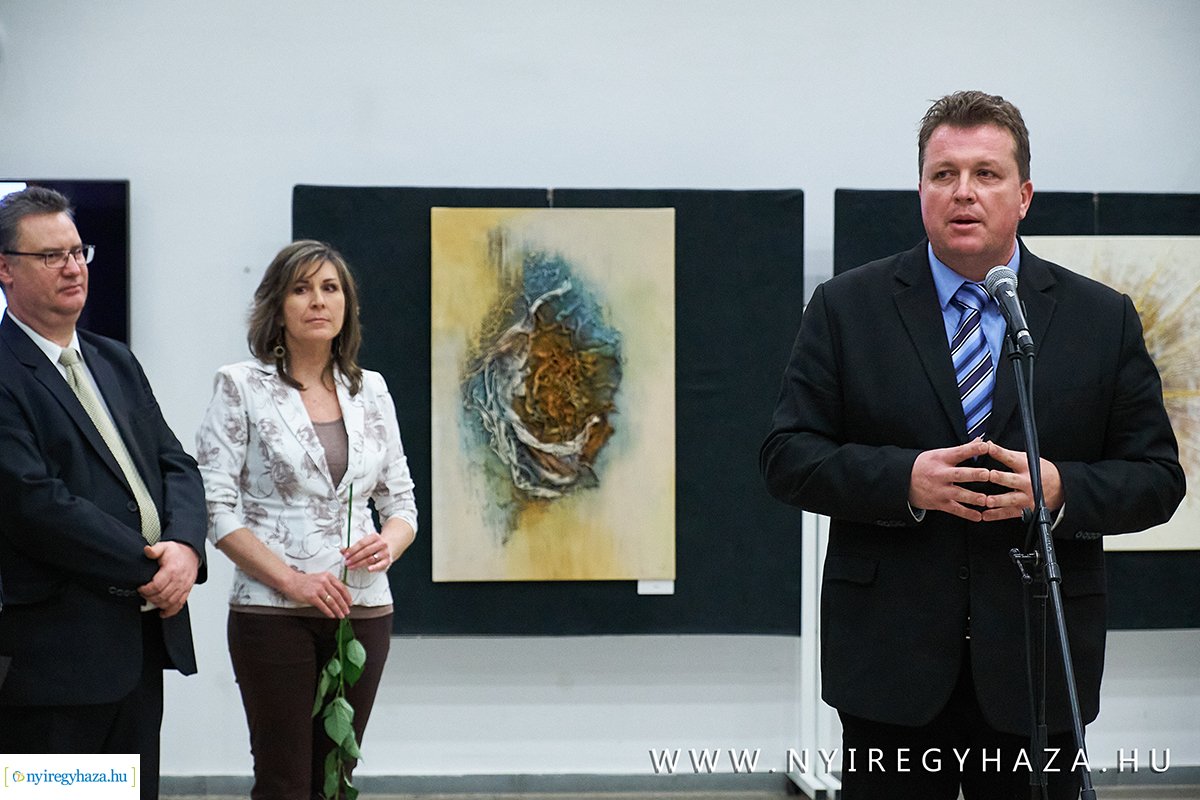 Textilszobor kiállítás a kulturális központban