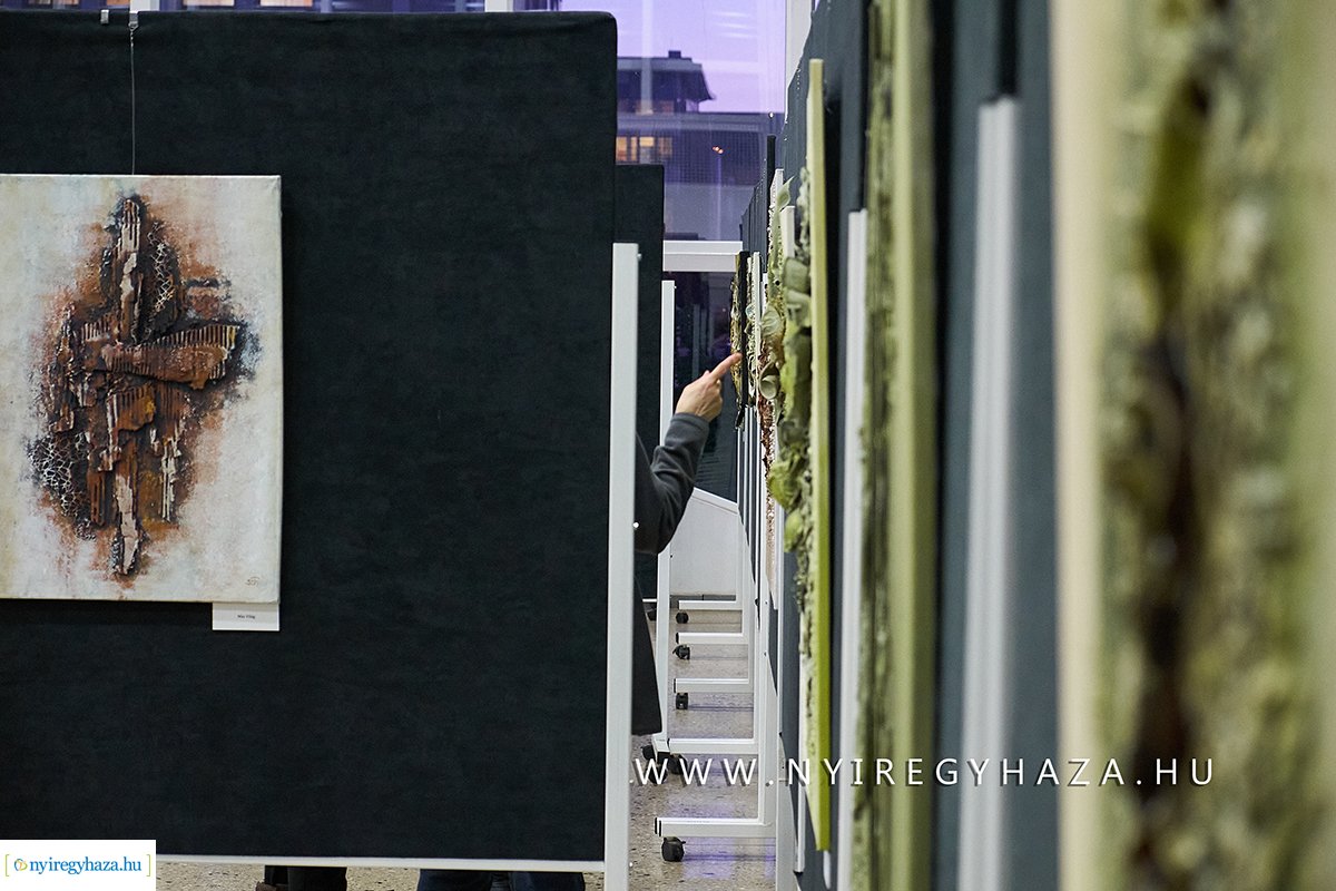 Textilszobor kiállítás a kulturális központban