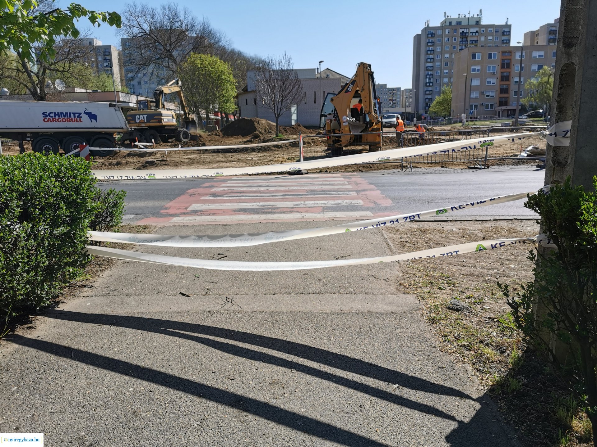 Tilos az átjárás a Család utcánál