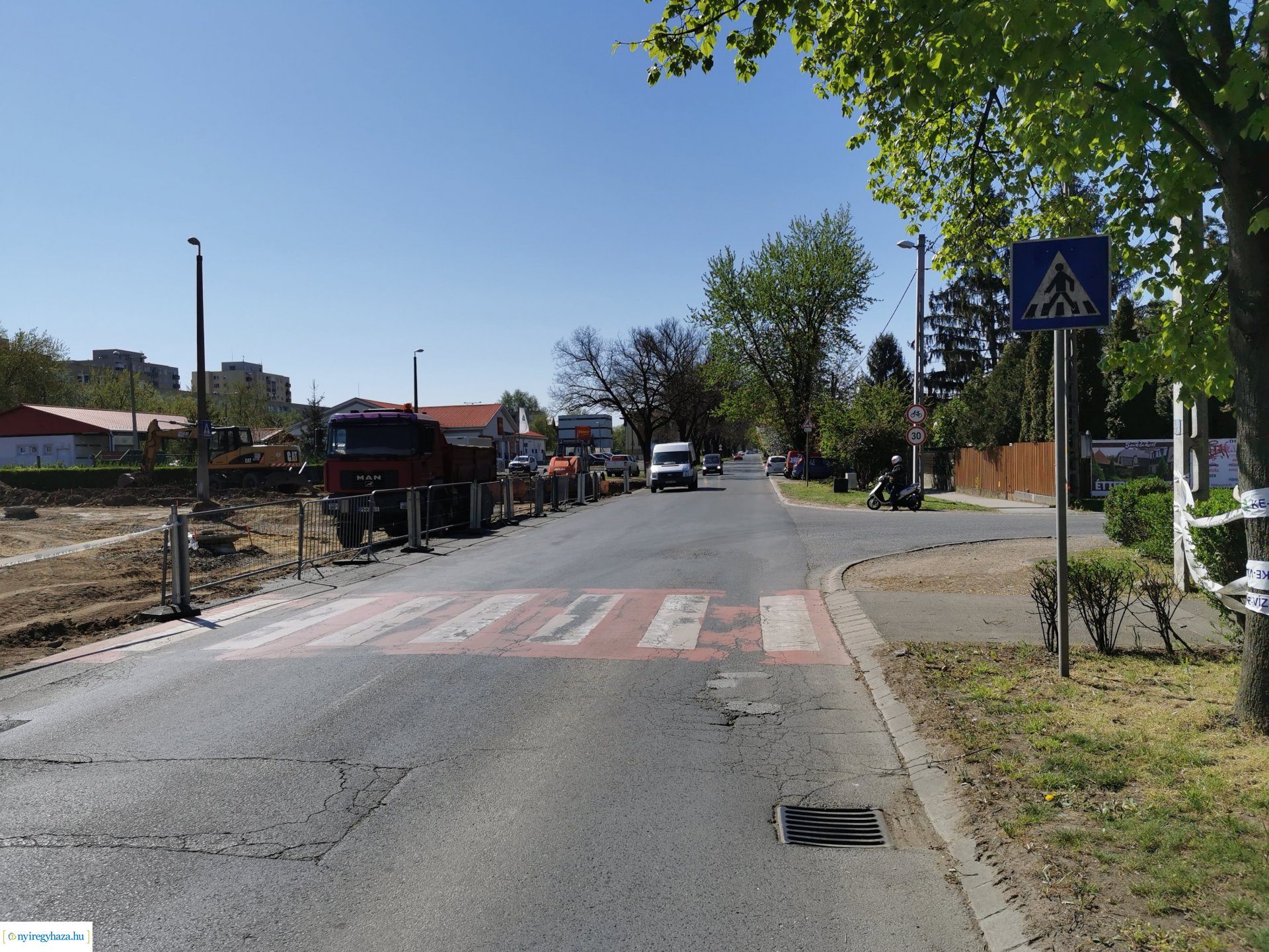 Tilos az átjárás a Család utcánál