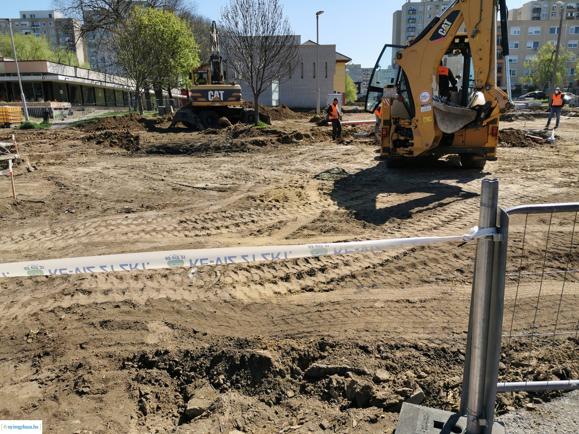 Tilos az átjárás a Család utcánál