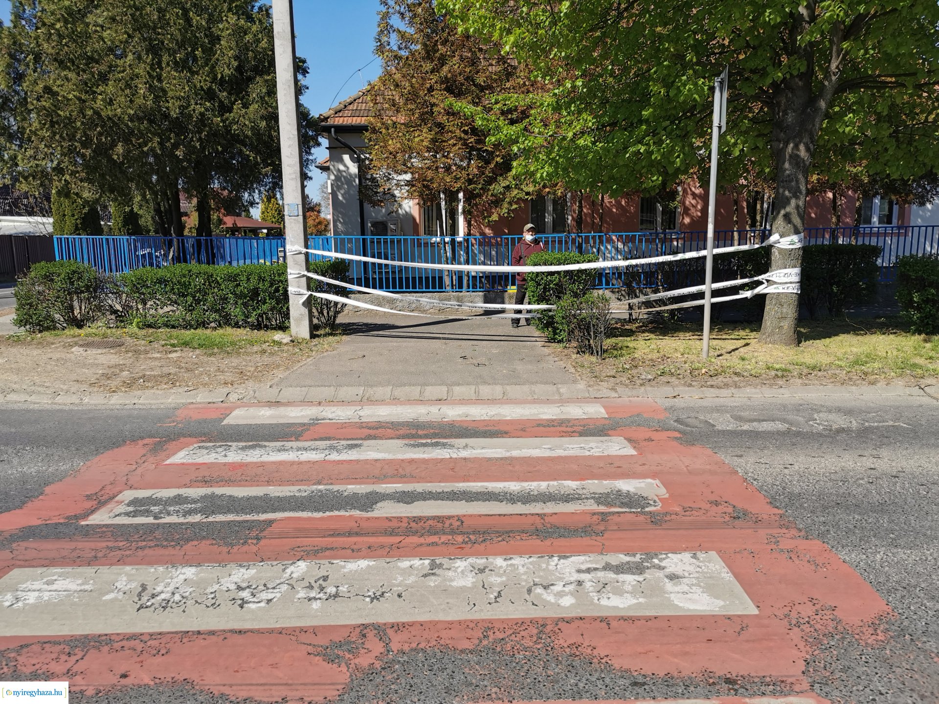 Tilos az átjárás a Család utcánál