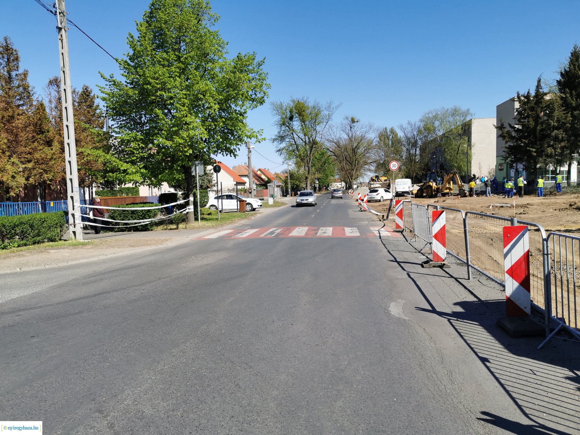 Tilos az átjárás a Család utcánál