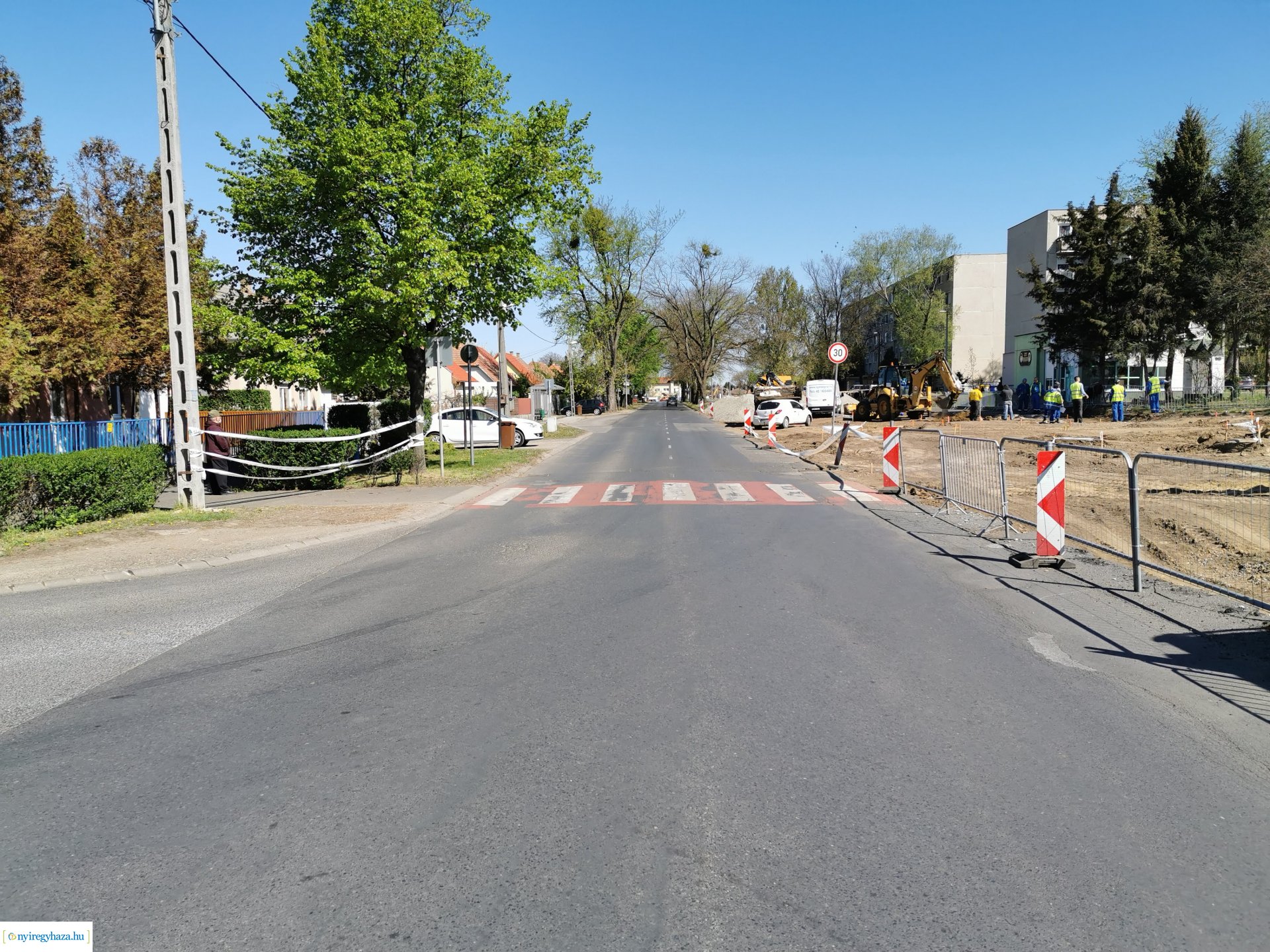 Tilos az átjárás a Család utcánál