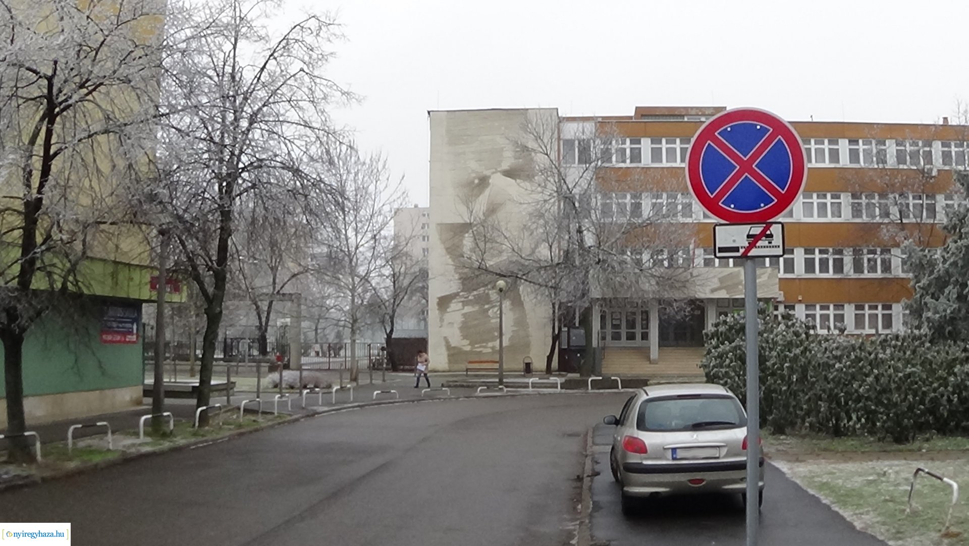 Tilos megállni az úton és az útpadkánál az Ungvár sétánynál