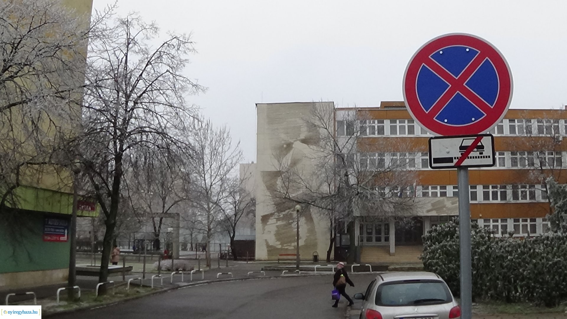 Tilos megállni az úton és az útpadkánál az Ungvár sétánynál