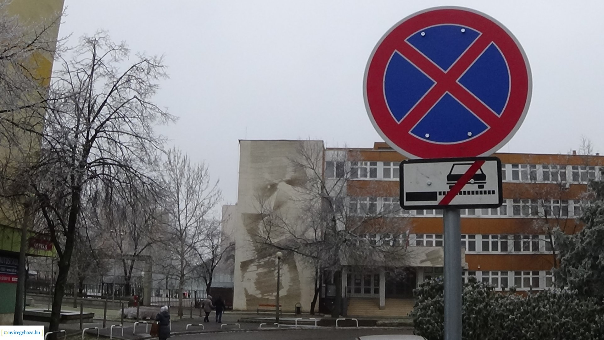 Tilos megállni az úton és az útpadkánál az Ungvár sétánynál