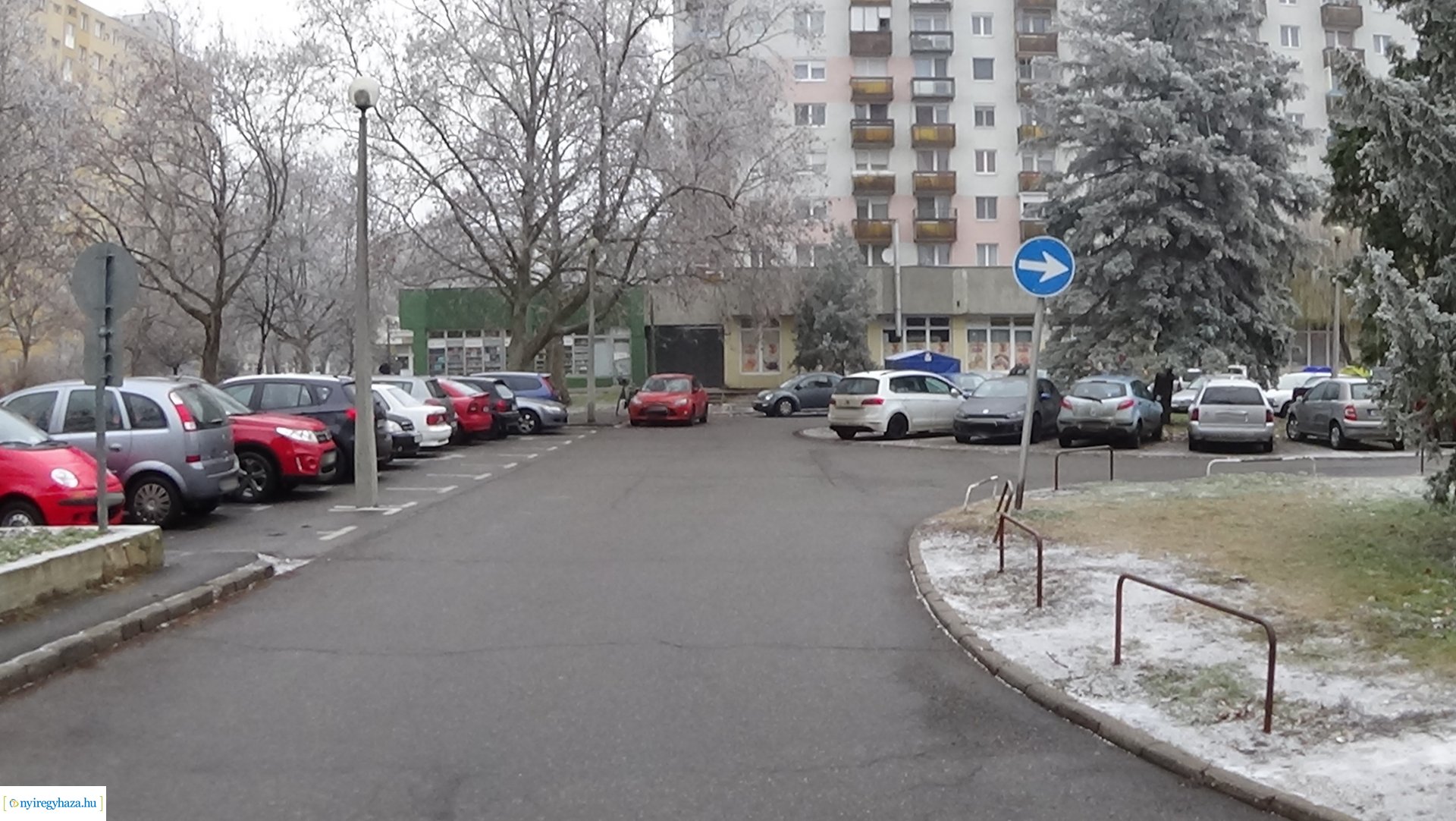 Tilos megállni az úton és az útpadkánál az Ungvár sétánynál