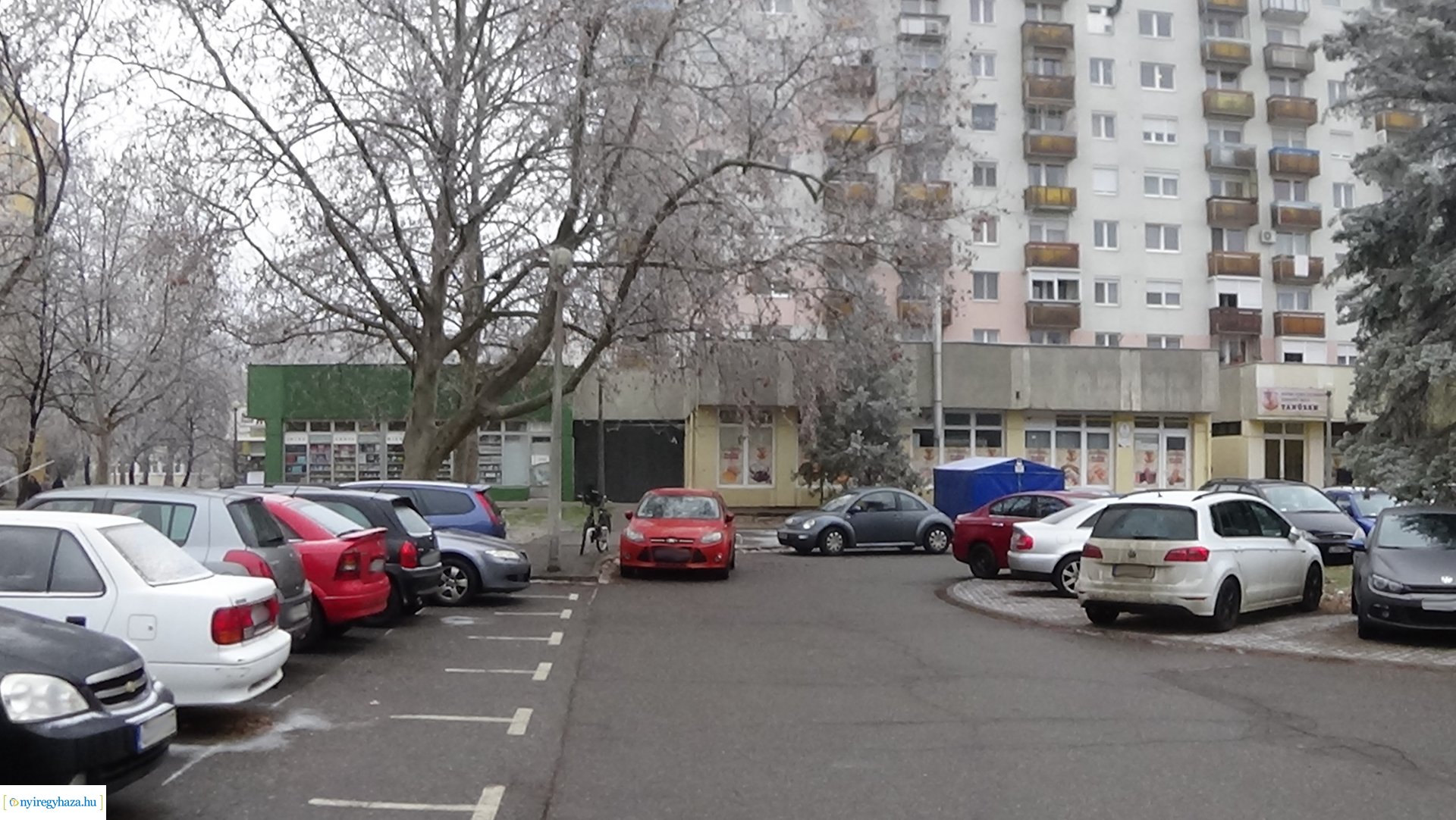 Tilos megállni az úton és az útpadkánál az Ungvár sétánynál