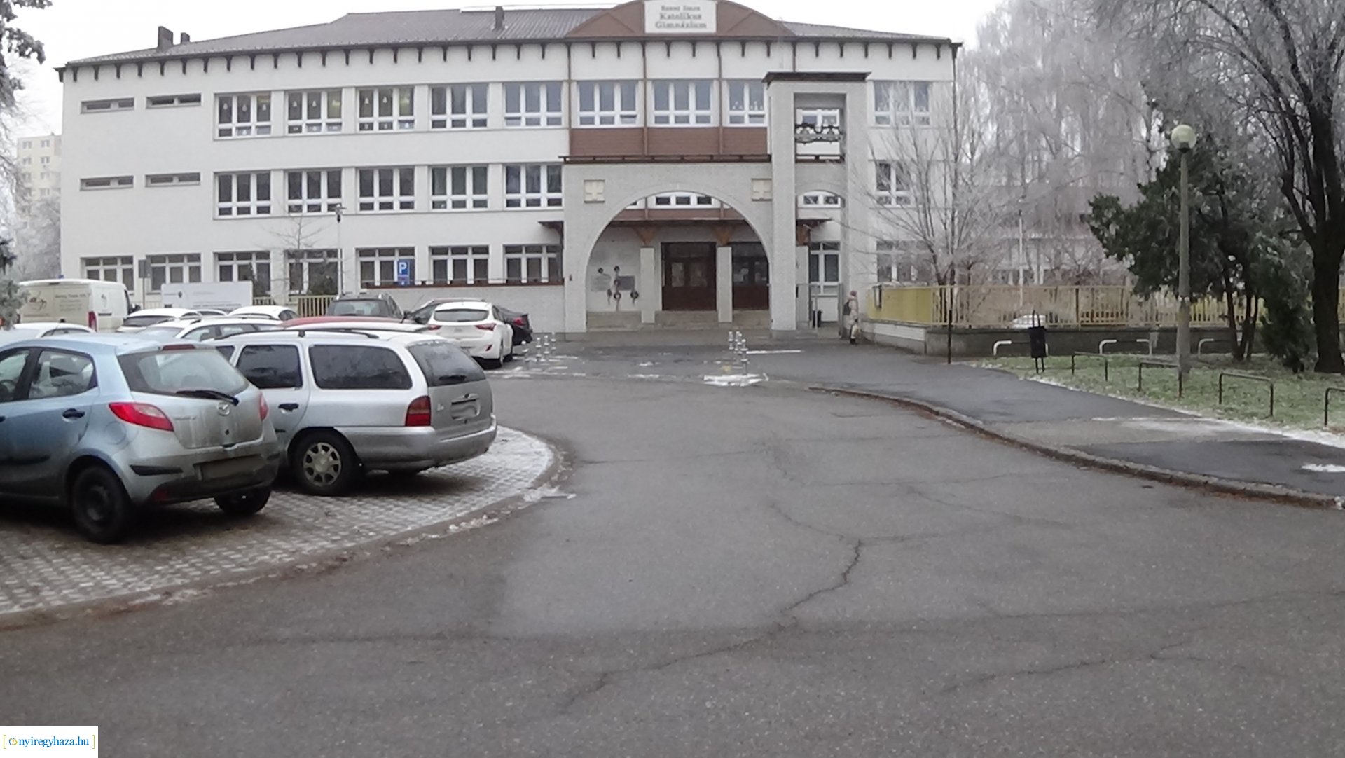 Tilos megállni az úton és az útpadkánál az Ungvár sétánynál