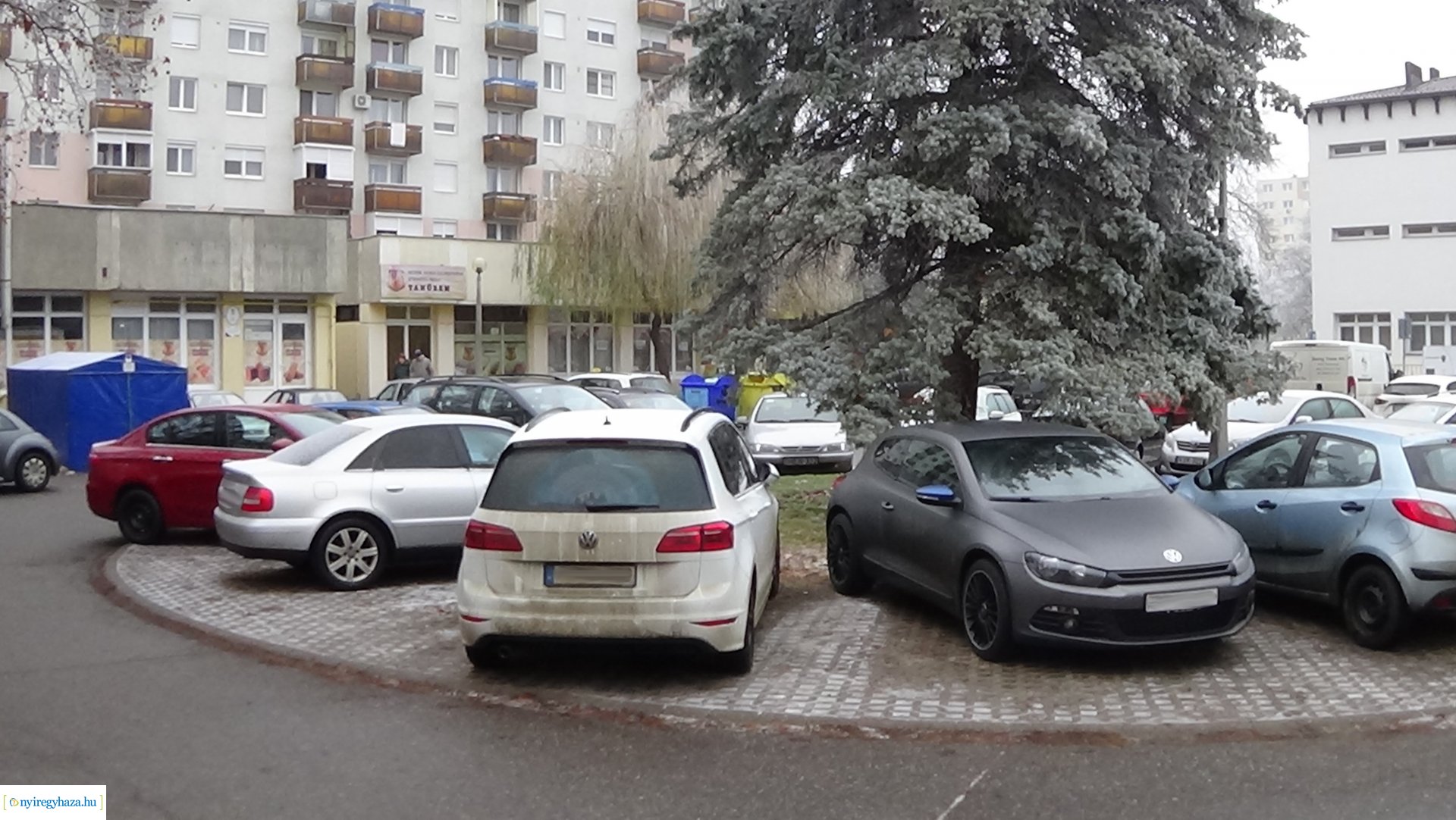 Tilos megállni az úton és az útpadkánál az Ungvár sétánynál