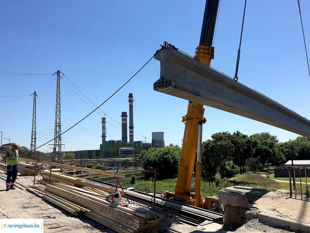 Tiszavasvári felüljáró - gerenda behelyezés