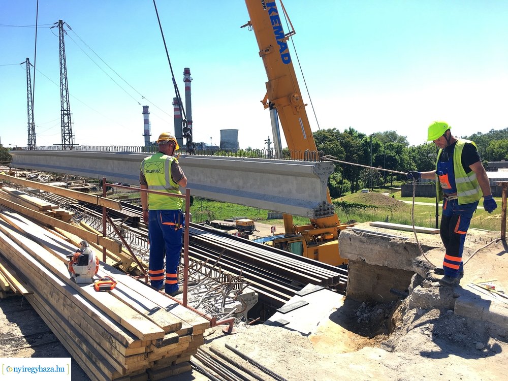 Tiszavasvári felüljáró - gerenda behelyezés