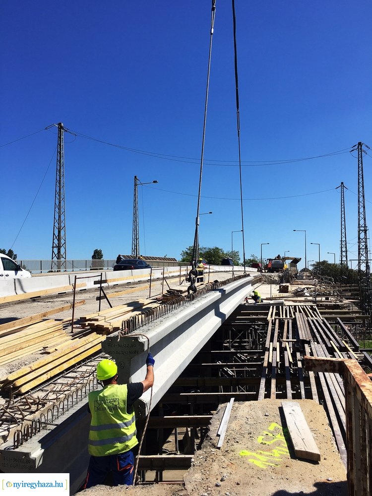Tiszavasvári felüljáró - gerenda behelyezés