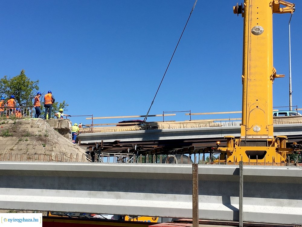 Tiszavasvári felüljáró - gerenda behelyezés