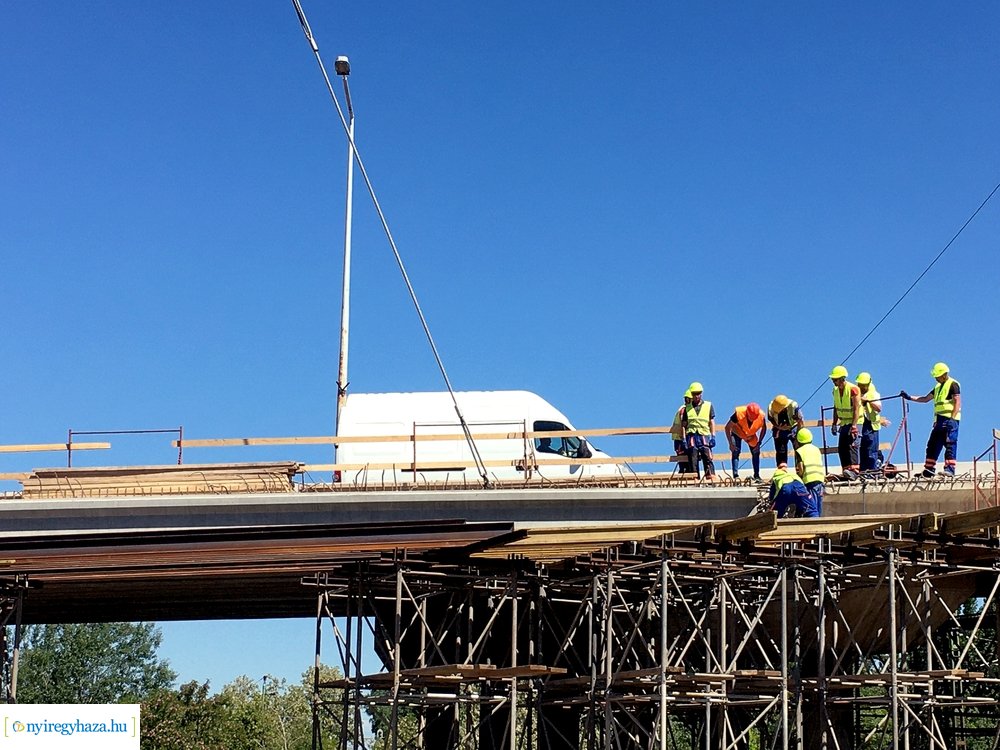 Tiszavasvári felüljáró - gerenda behelyezés