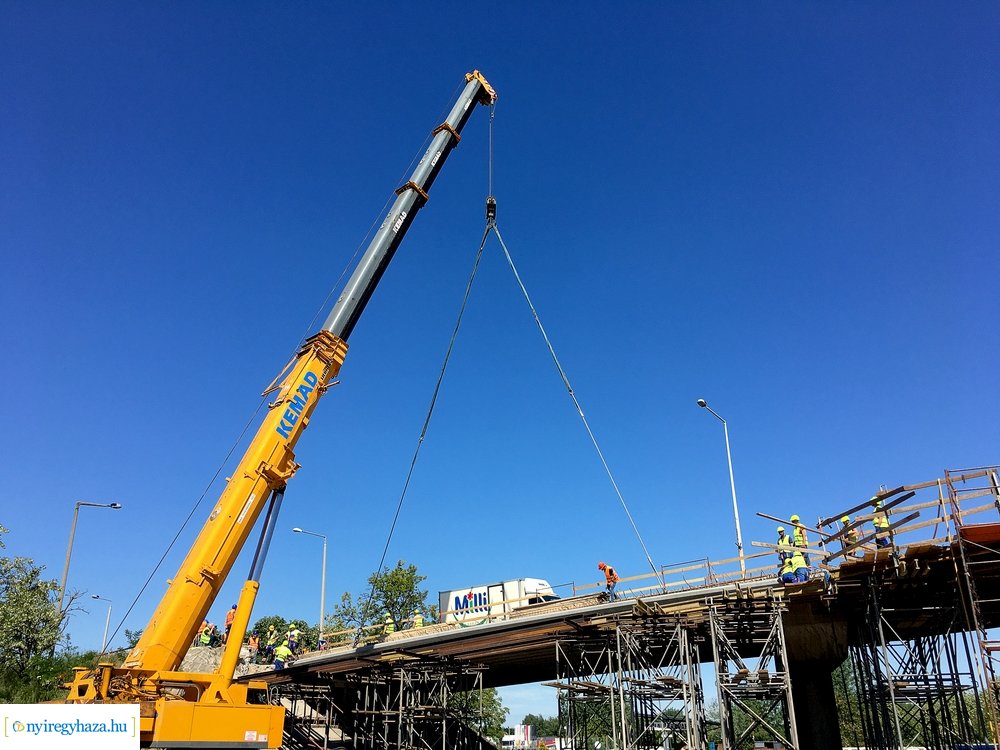 Tiszavasvári felüljáró - gerenda behelyezés